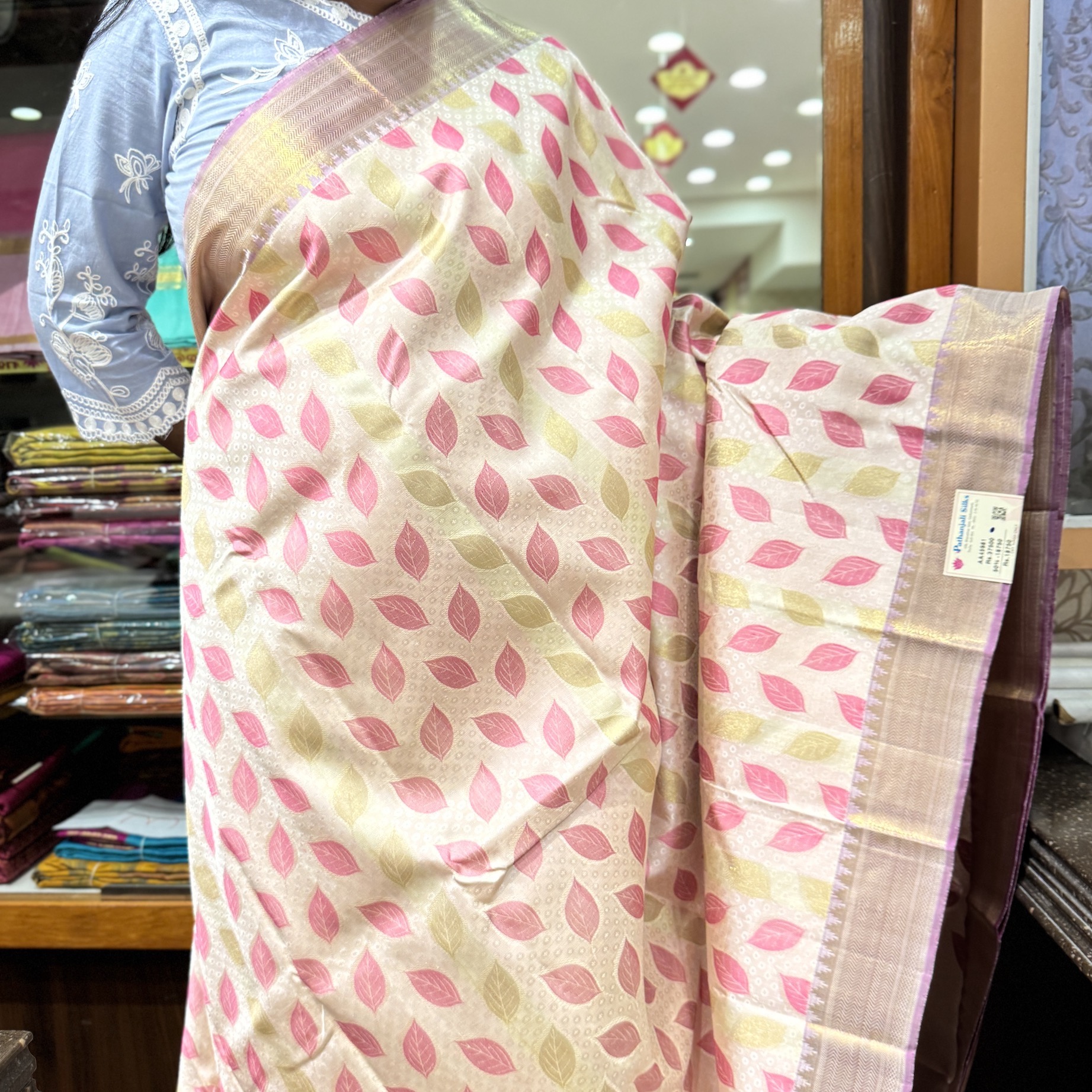 Runaway White Kanchipuram Silk Saree Runaway White Kanchipuram Silk Saree