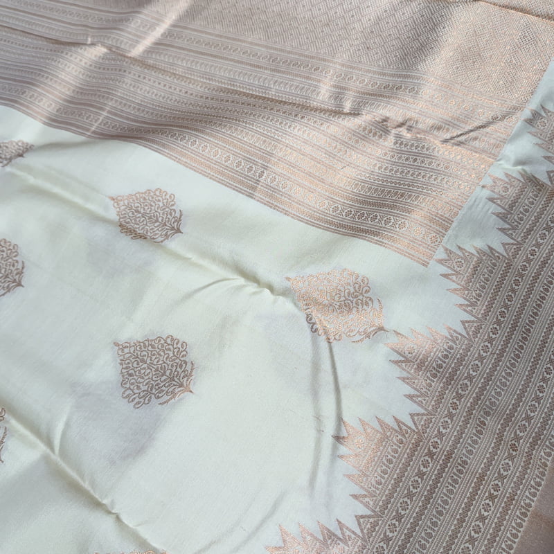 Canvas White Kanchipuram with Copper Zari Canvas White Kanchipuram with Copper Zari